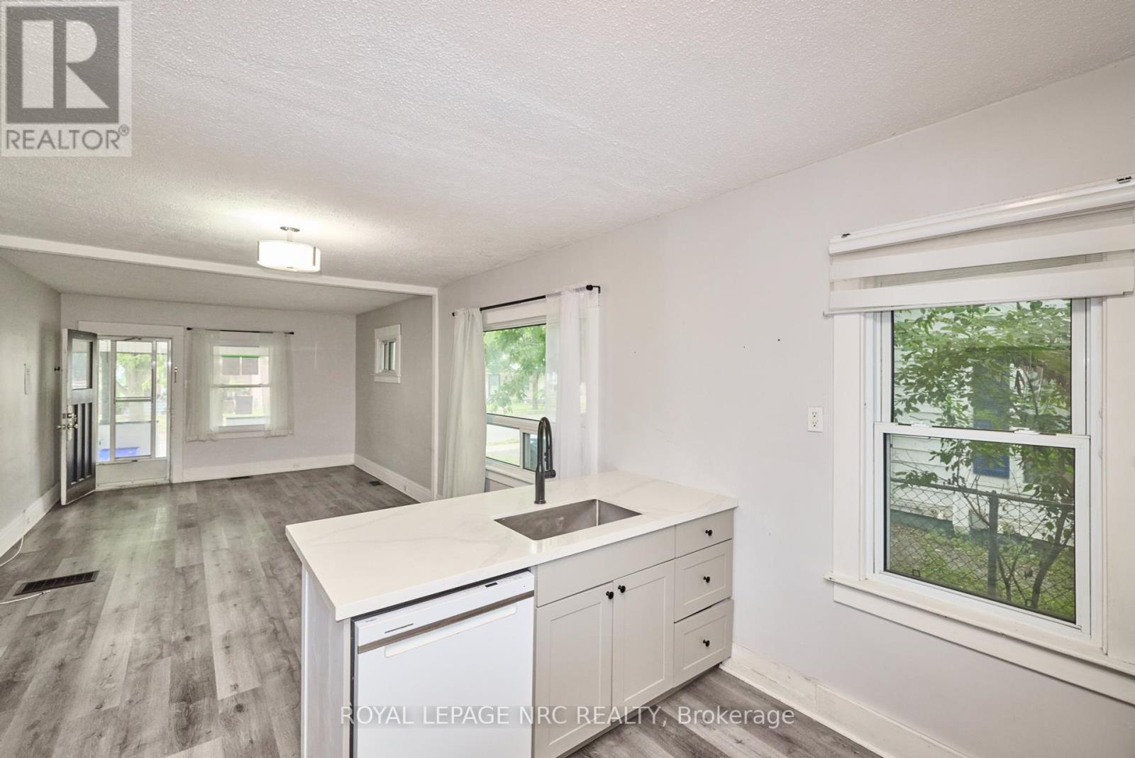 












108 CARLTON STREET

,
St. Catharines (Haig),




Ontario
L2R1R3

