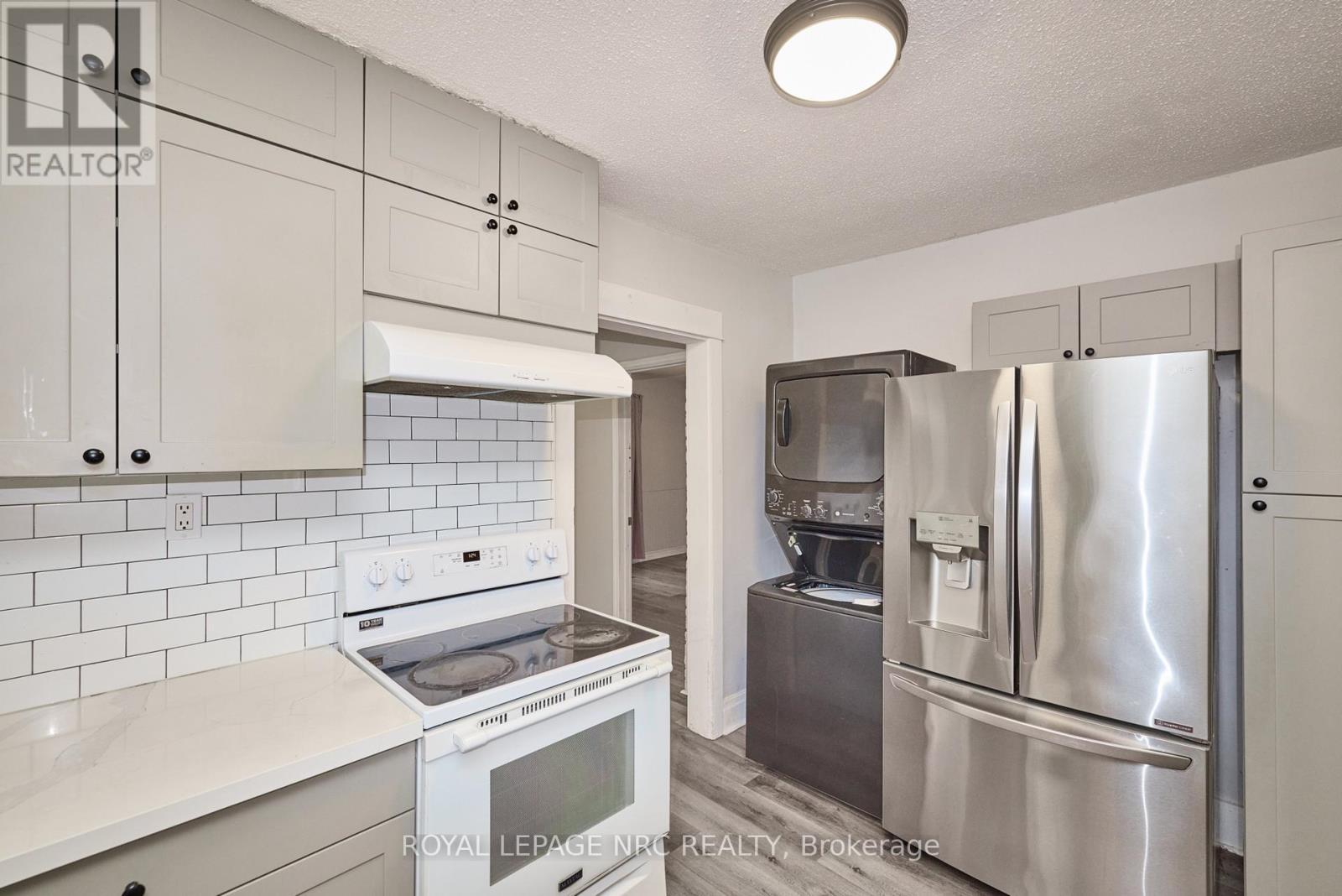 












108 CARLTON STREET

,
St. Catharines (Haig),




Ontario
L2R1R3

