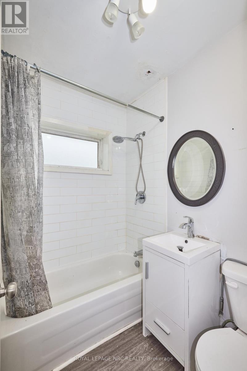 












108 CARLTON STREET

,
St. Catharines (Haig),




Ontario
L2R1R3

