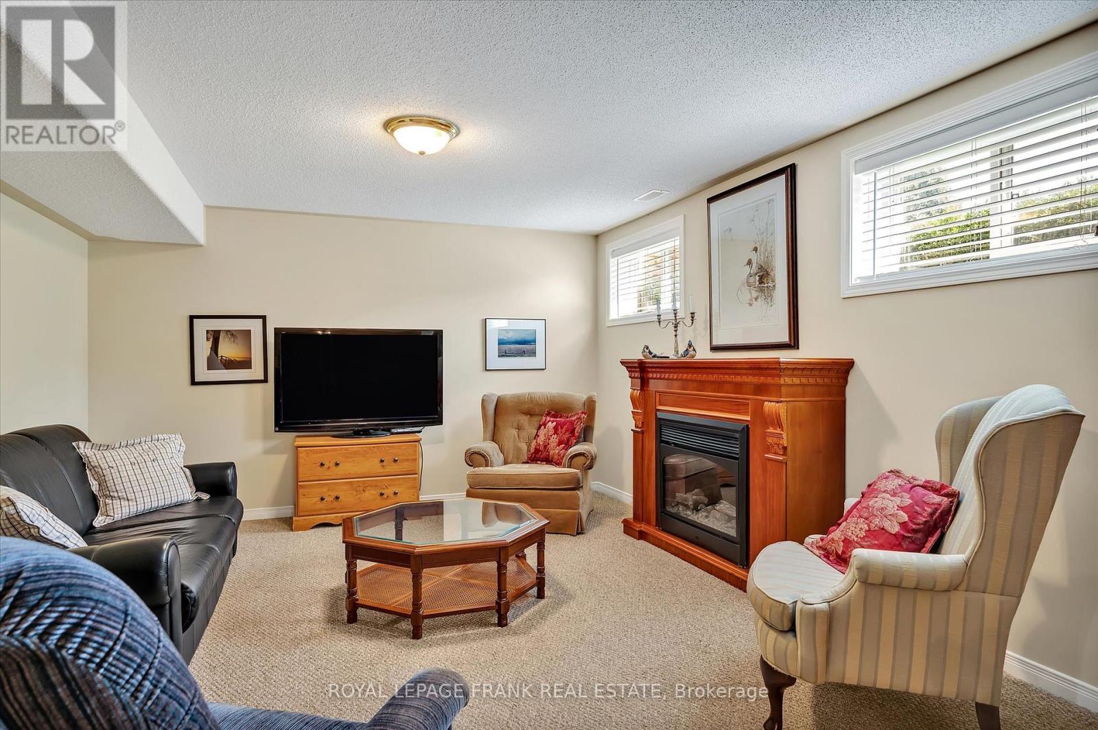 












12 - 877 WENTWORTH STREET

,
Peterborough West (Central),




Ontario
K9J8R7

