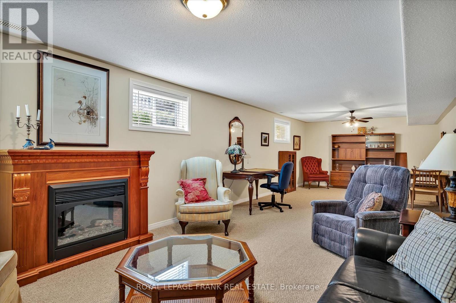 












12 - 877 WENTWORTH STREET

,
Peterborough West (Central),




Ontario
K9J8R7

