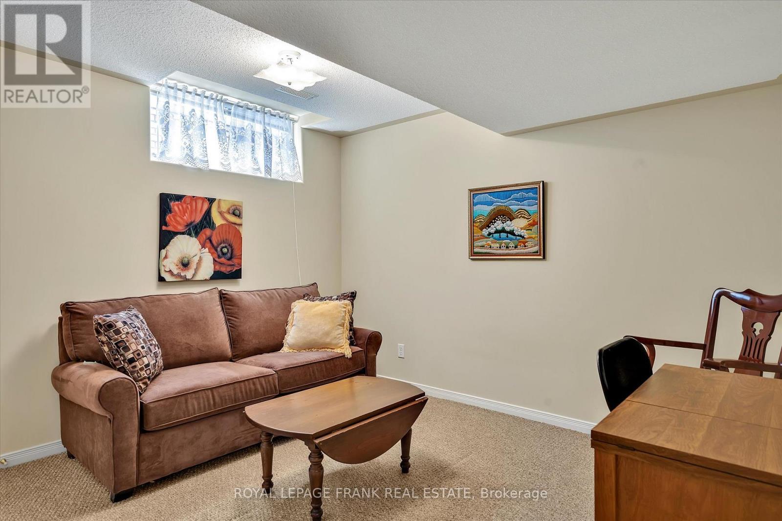 












12 - 877 WENTWORTH STREET

,
Peterborough West (Central),




Ontario
K9J8R7

