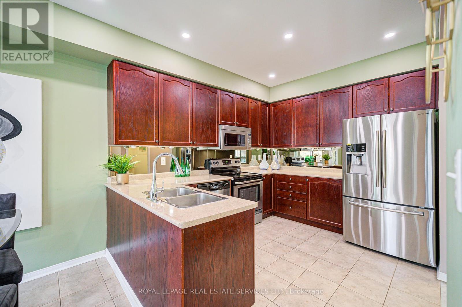 












21 DUXFORD STREET

,
Brampton,




Ontario
L6X0S6

