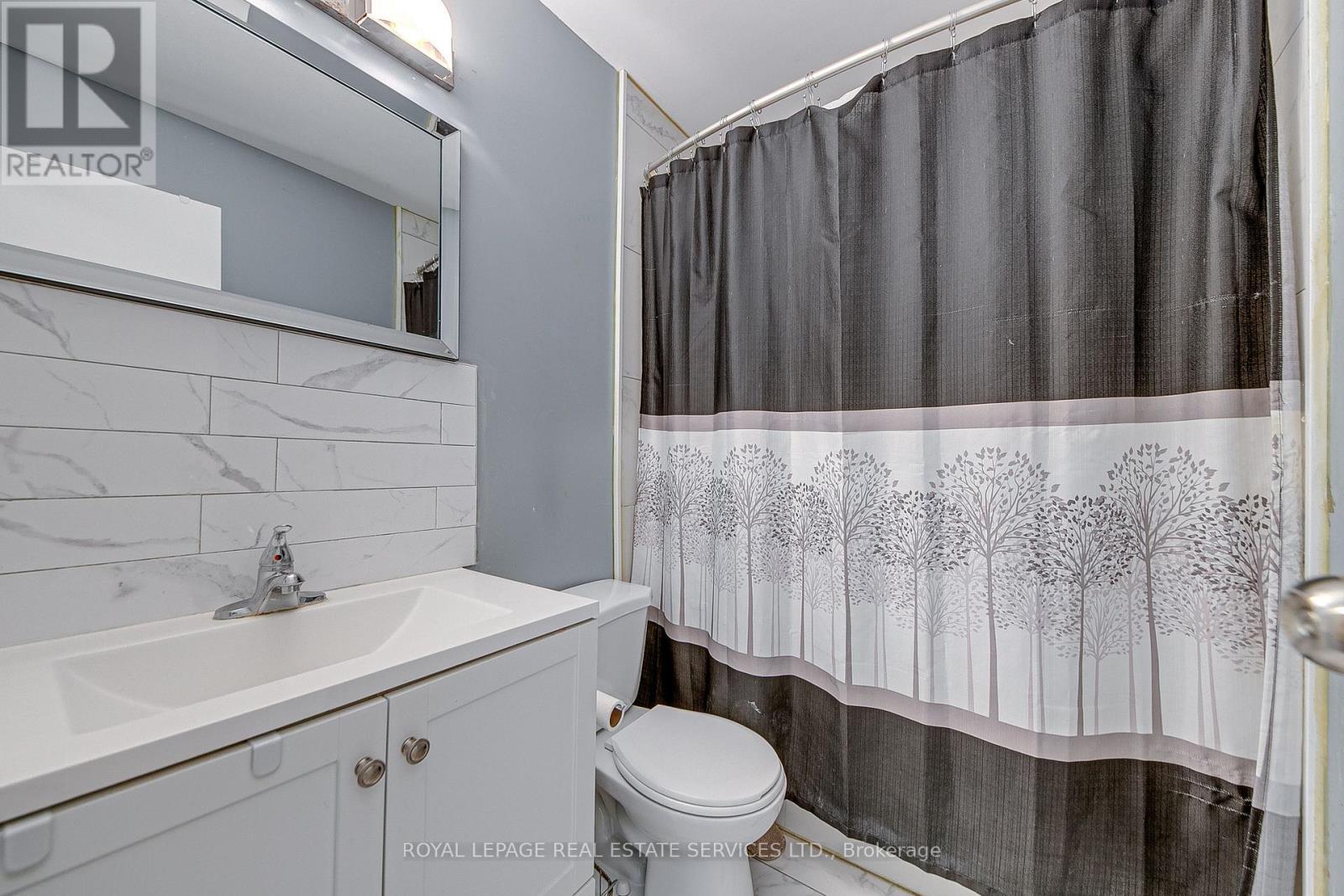 












24 DEER RUN CRESCENT

,
Bradford West Gwillimbury,




Ontario
L3Z1N2

