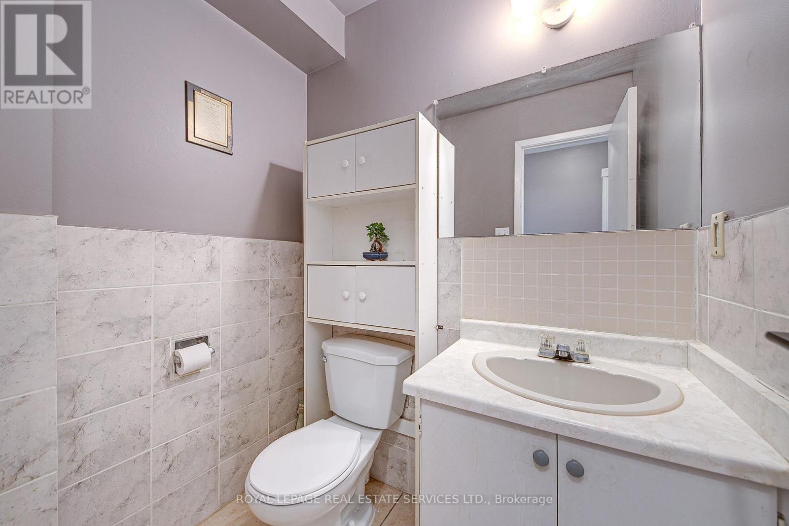 












24 DEER RUN CRESCENT

,
Bradford West Gwillimbury,




Ontario
L3Z1N2

