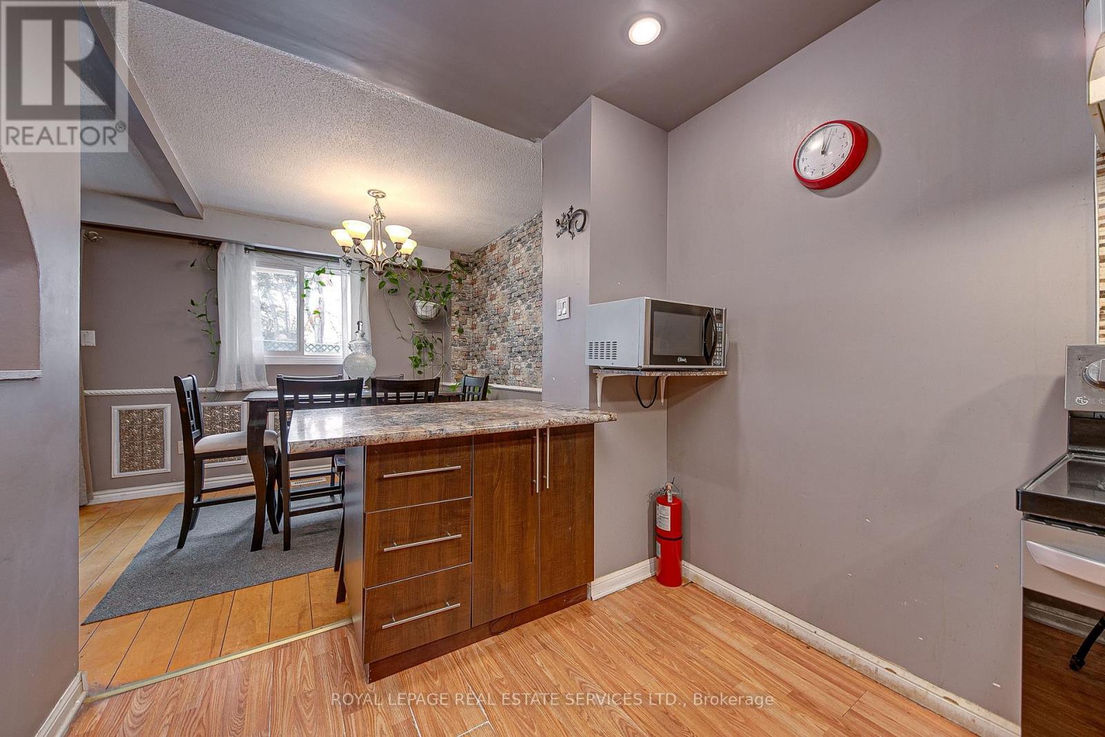












24 DEER RUN CRESCENT

,
Bradford West Gwillimbury,




Ontario
L3Z1N2

