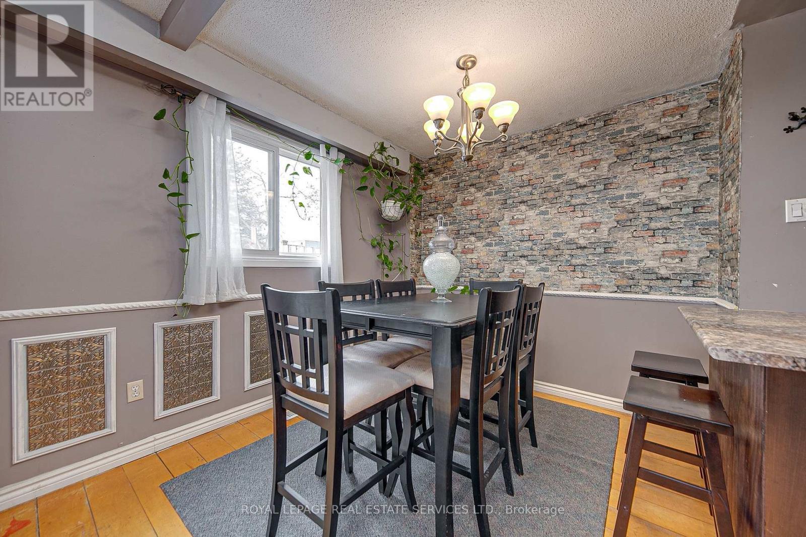 












24 DEER RUN CRESCENT

,
Bradford West Gwillimbury,




Ontario
L3Z1N2

