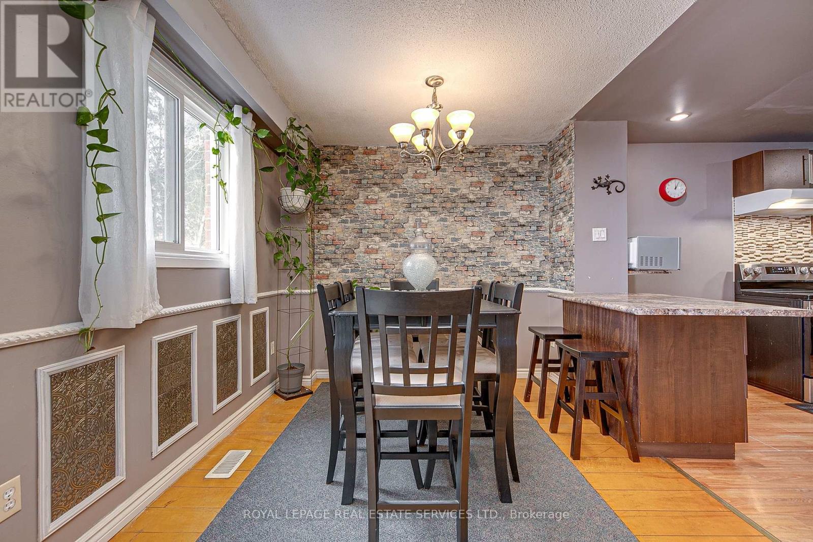 












24 DEER RUN CRESCENT

,
Bradford West Gwillimbury,




Ontario
L3Z1N2

