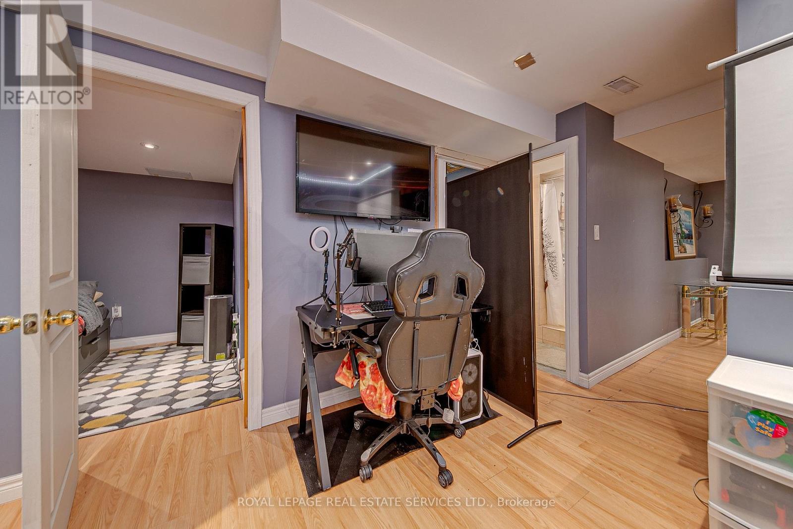 












24 DEER RUN CRESCENT

,
Bradford West Gwillimbury,




Ontario
L3Z1N2

