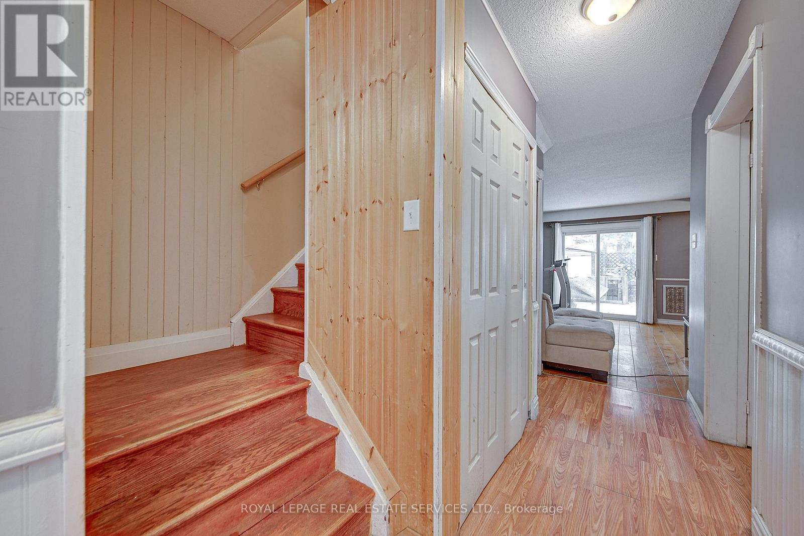 












24 DEER RUN CRESCENT

,
Bradford West Gwillimbury,




Ontario
L3Z1N2

