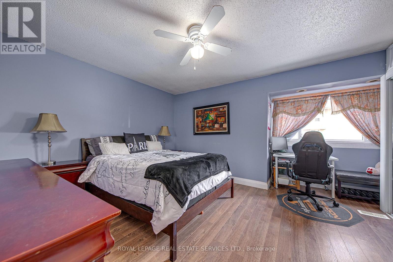 












24 DEER RUN CRESCENT

,
Bradford West Gwillimbury,




Ontario
L3Z1N2

