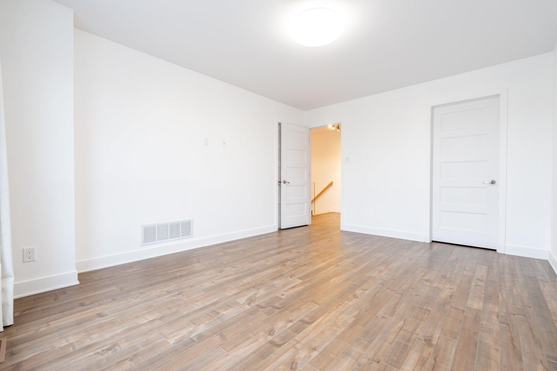 









5925


Rue Alexandre

,
Brossard,




QC
J3W2G4

