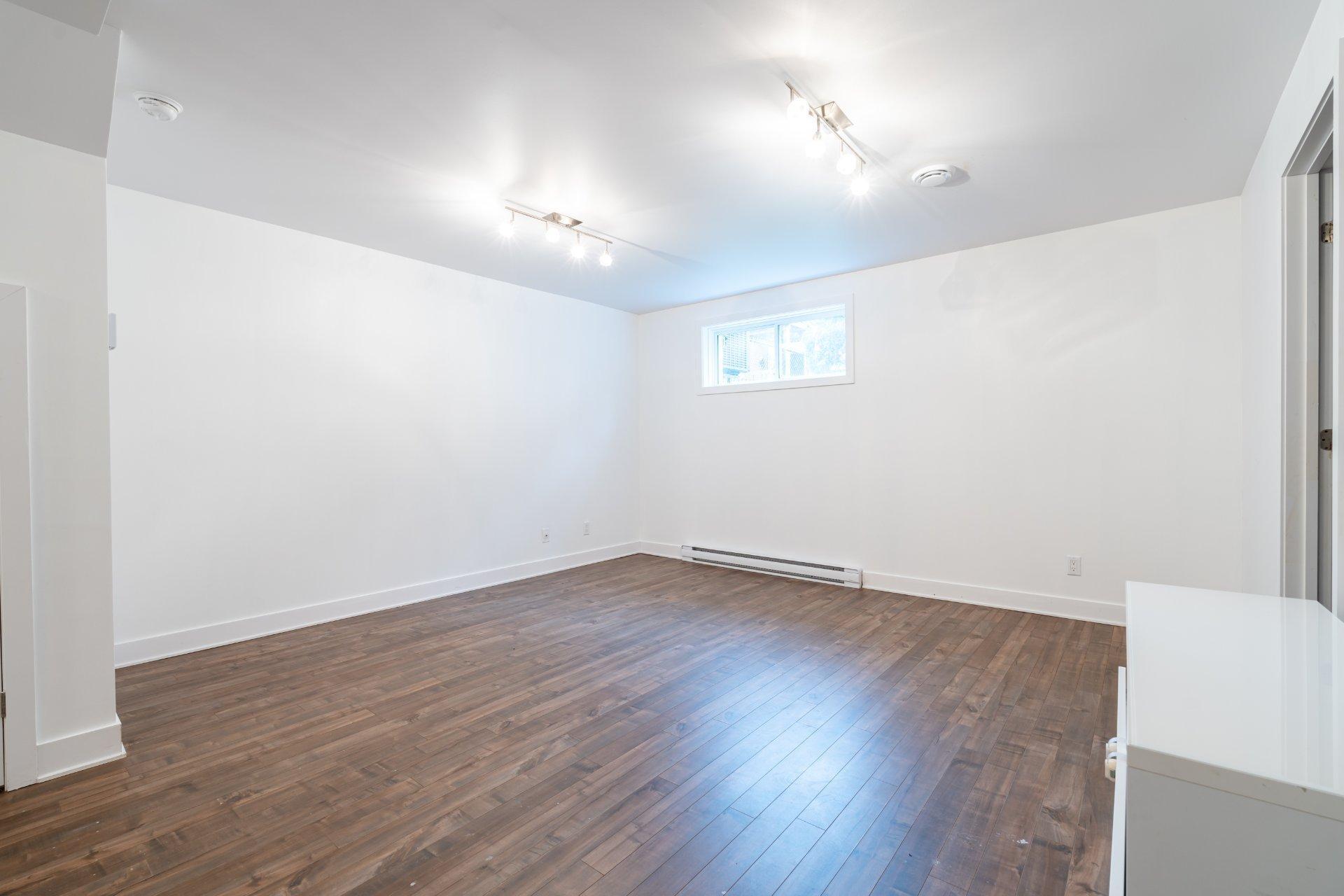 









5925


Rue Alexandre

,
Brossard,




QC
J3W2G4

