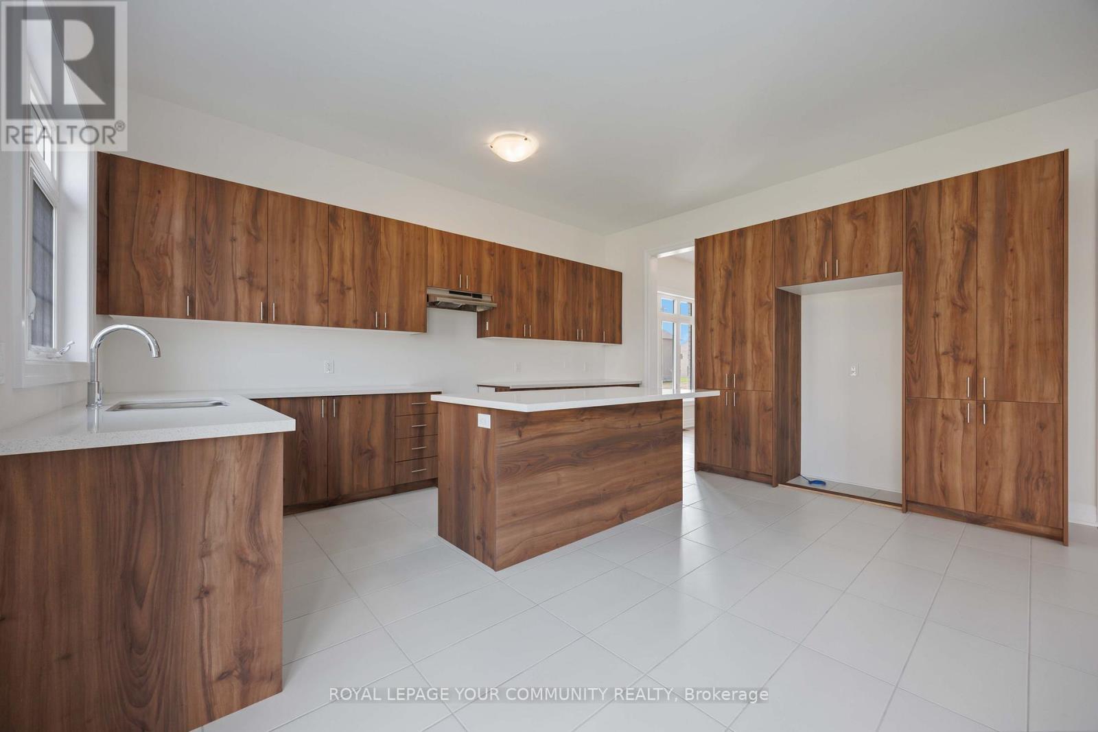












18 SHADYRIDGE STREET

,
King,




Ontario
L7B1B4

