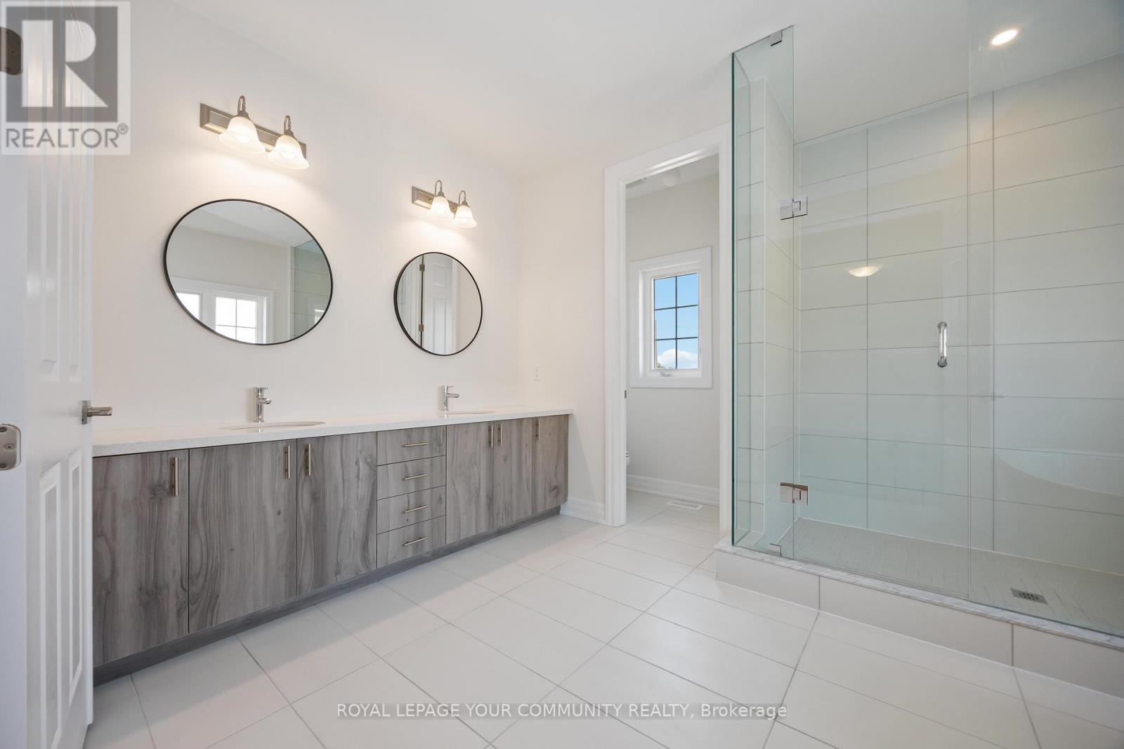 












18 SHADYRIDGE STREET

,
King,




Ontario
L7B1B4

