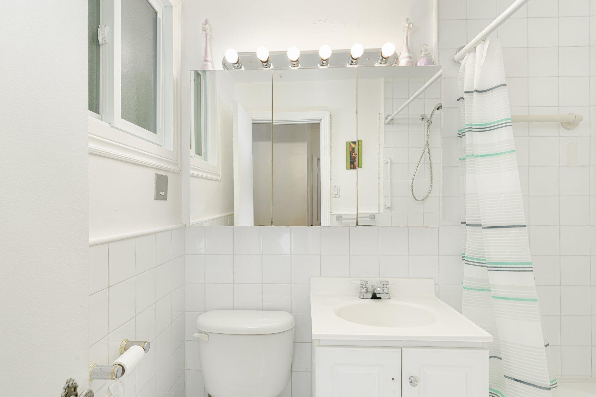









3145


Av. Linton

, 6,
Montréal (Côte-des-Neiges/Notre-Dame-de-Grâce),




QC
H3S1S5

