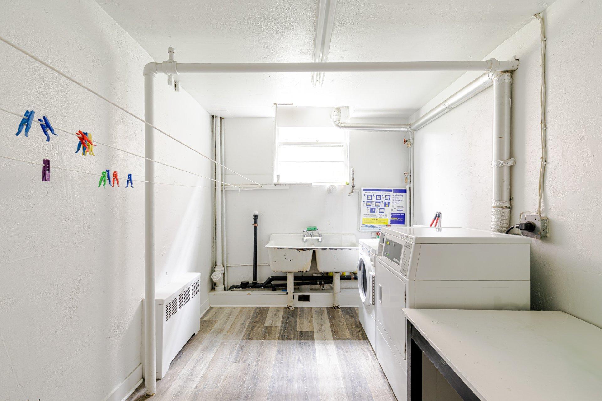 









3145


Av. Linton

, 6,
Montréal (Côte-des-Neiges/Notre-Dame-de-Grâce),




QC
H3S1S5

