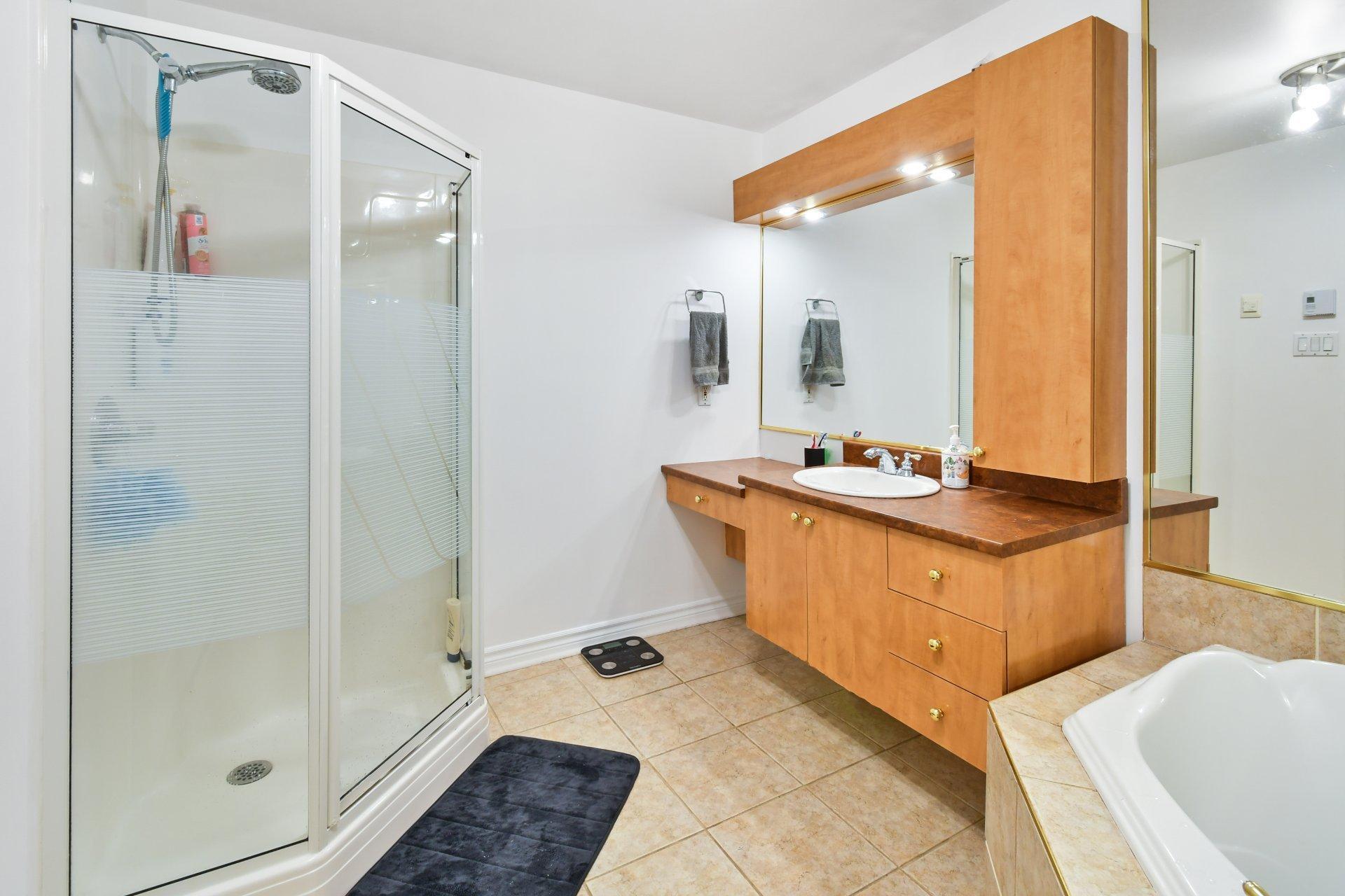 









6535


Boul. Chevrier

, 101,
Brossard,




QC
J4Z3T9

