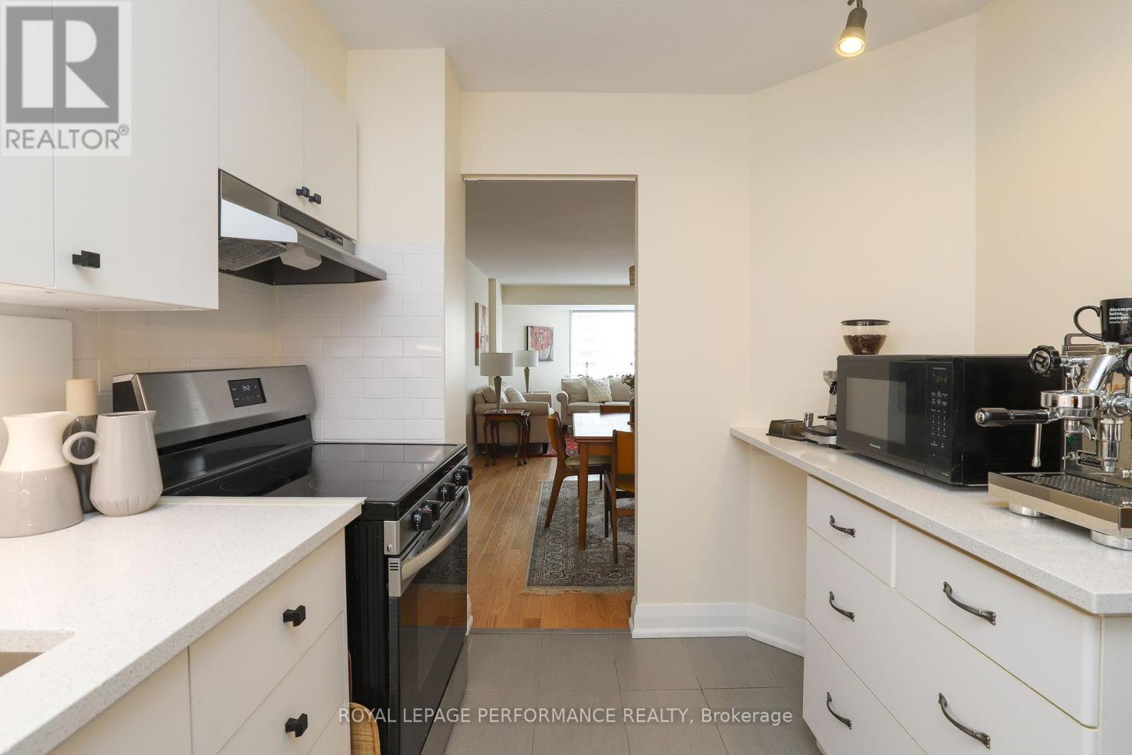 












802 - 151 BAY STREET

,
Ottawa,




Ontario
K1R7T2

