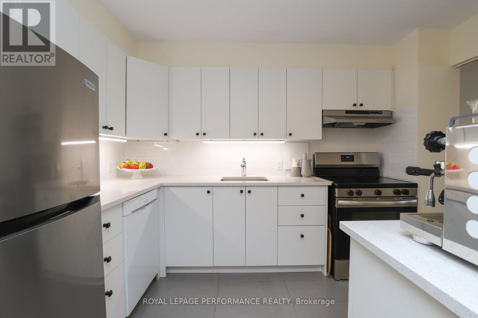 












802 - 151 BAY STREET

,
Ottawa,




Ontario
K1R7T2


