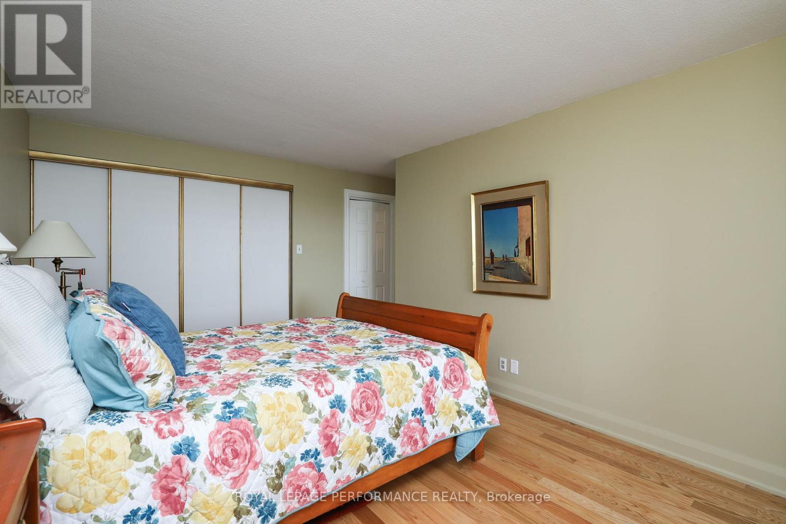 












802 - 151 BAY STREET

,
Ottawa,




Ontario
K1R7T2

