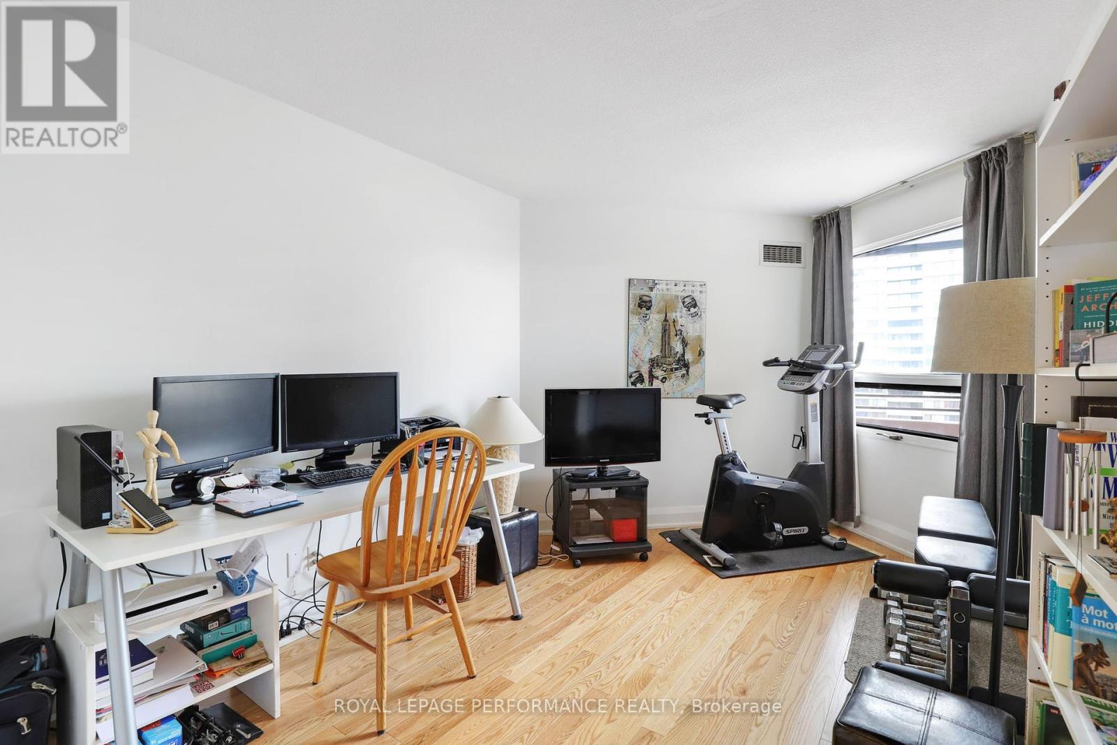 












802 - 151 BAY STREET

,
Ottawa,




Ontario
K1R7T2

