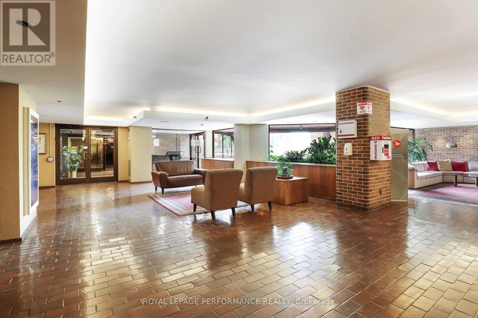 












802 - 151 BAY STREET

,
Ottawa,




Ontario
K1R7T2

