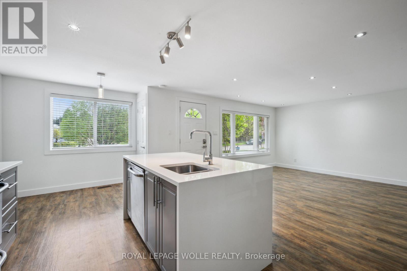 












53 KAREN WALK

,
Waterloo,




Ontario
N2L5X1

