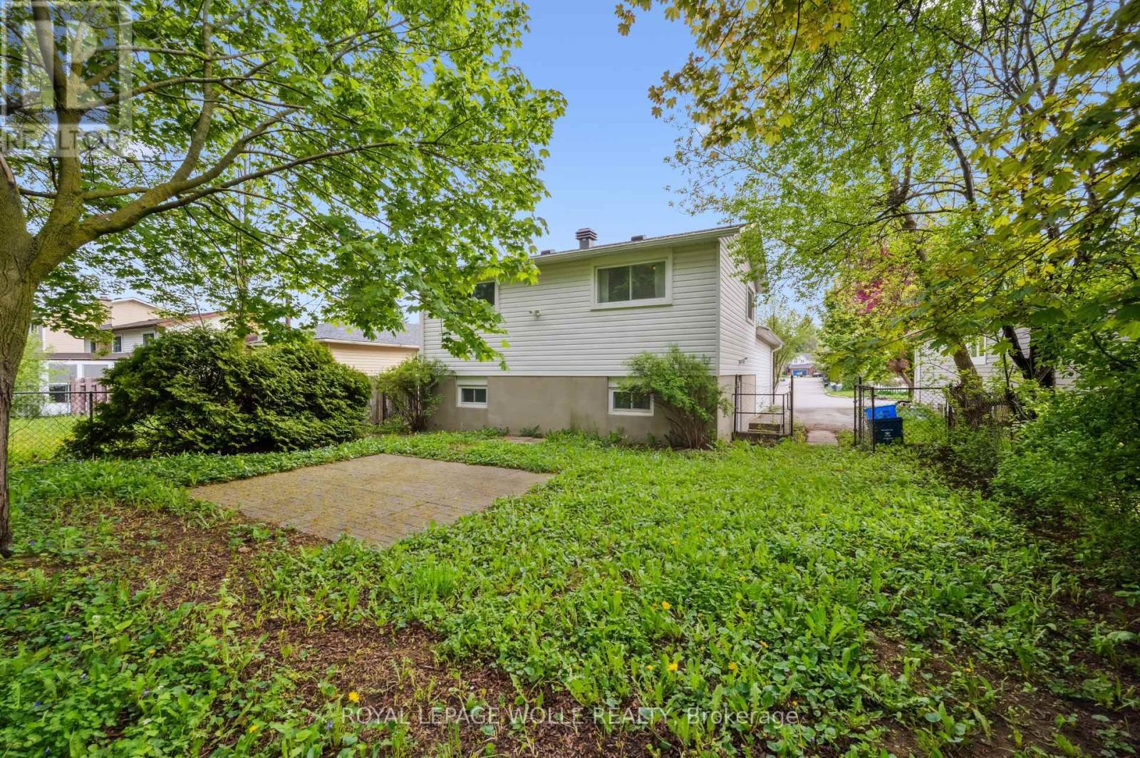












53 KAREN WALK

,
Waterloo,




Ontario
N2L5X1

