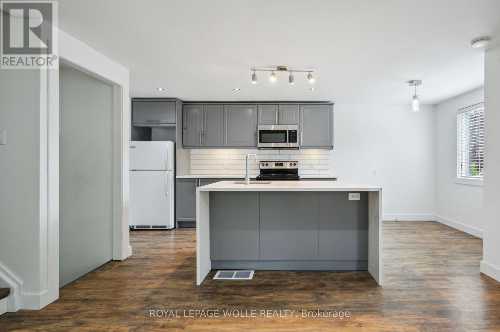 












53 KAREN WALK

,
Waterloo,




Ontario
N2L5X1

