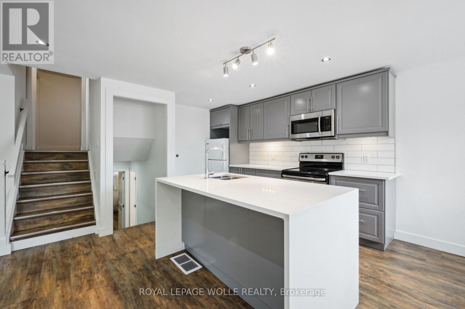 












53 KAREN WALK

,
Waterloo,




Ontario
N2L5X1

