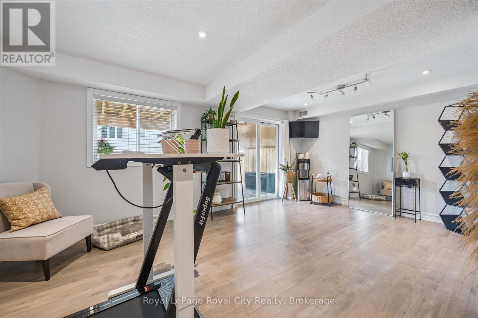 












32 JEFFREY DRIVE

,
Guelph (Grange Road),




Ontario
N1E0M4

