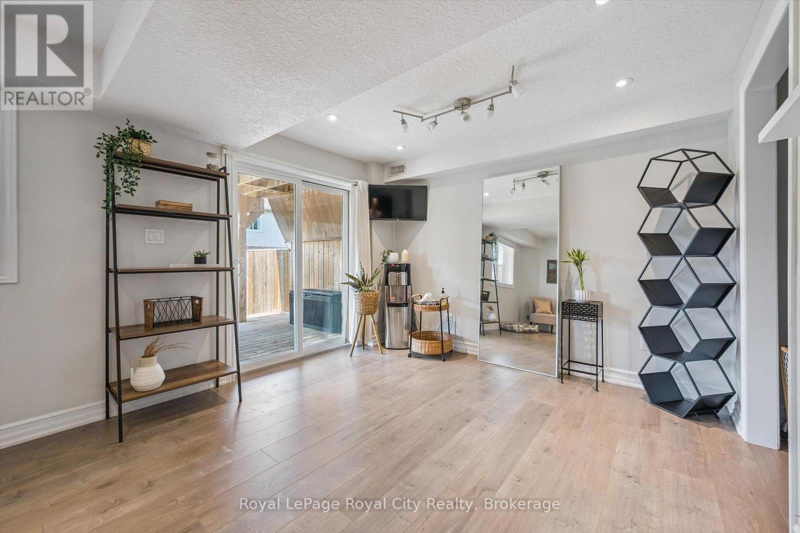 












32 JEFFREY DRIVE

,
Guelph (Grange Road),




Ontario
N1E0M4

