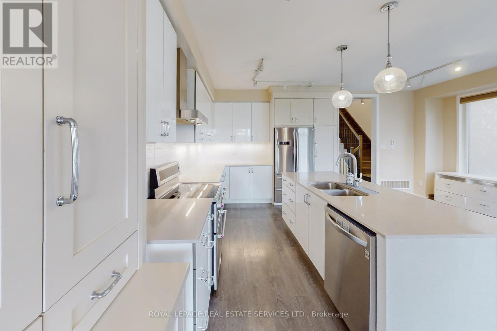 












223 FOWLEY DRIVE

,
Oakville,




Ontario
L6H0P4

