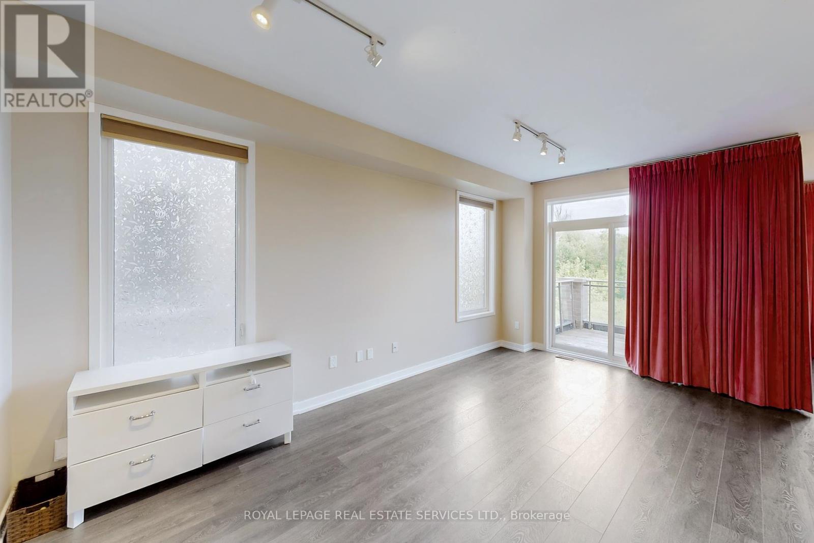












223 FOWLEY DRIVE

,
Oakville,




Ontario
L6H0P4

