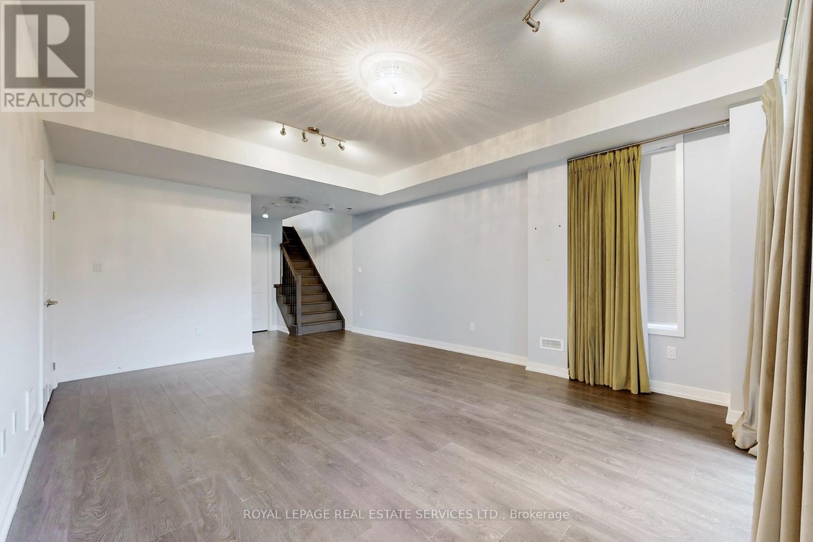 












223 FOWLEY DRIVE

,
Oakville,




Ontario
L6H0P4

