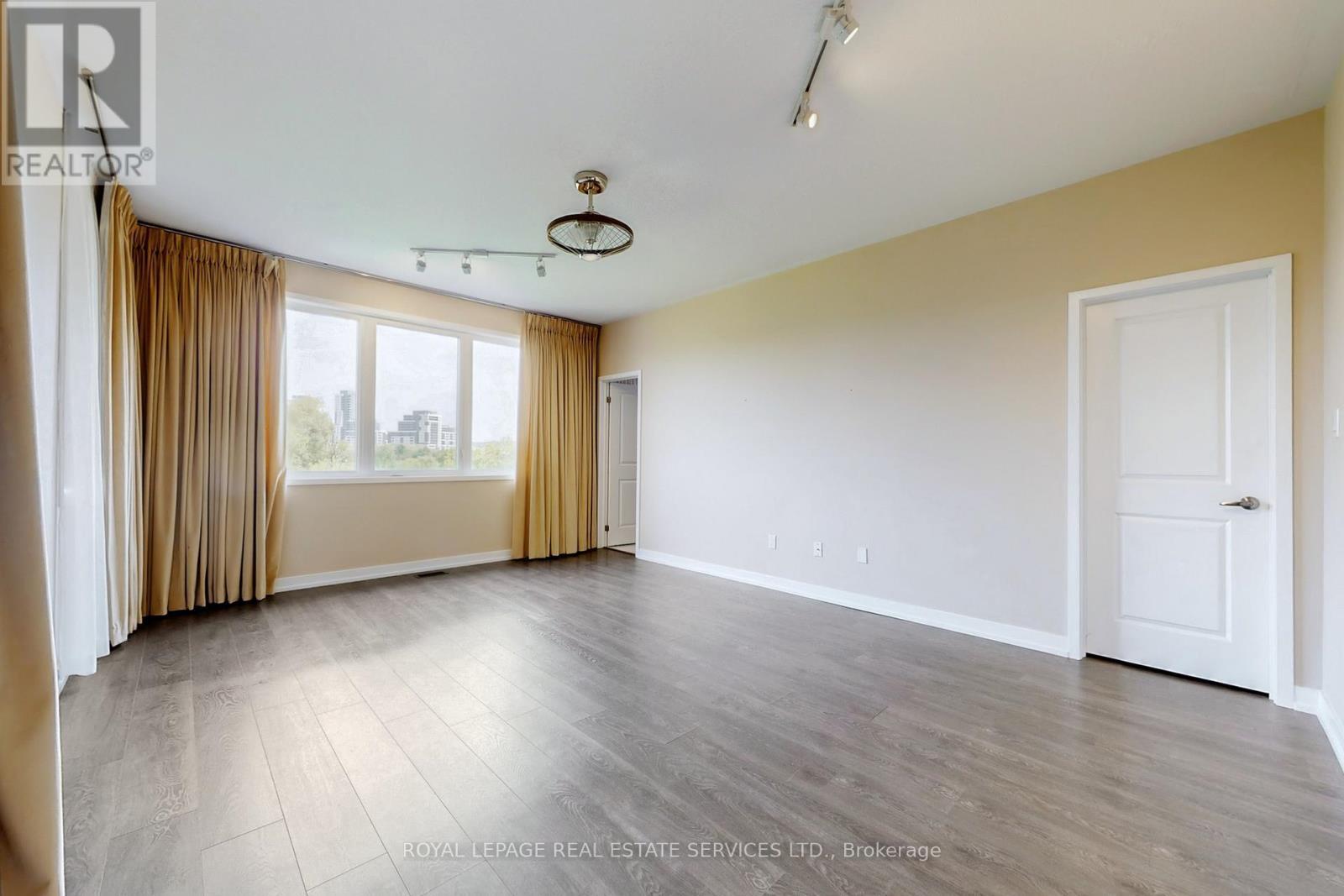 












223 FOWLEY DRIVE

,
Oakville,




Ontario
L6H0P4


