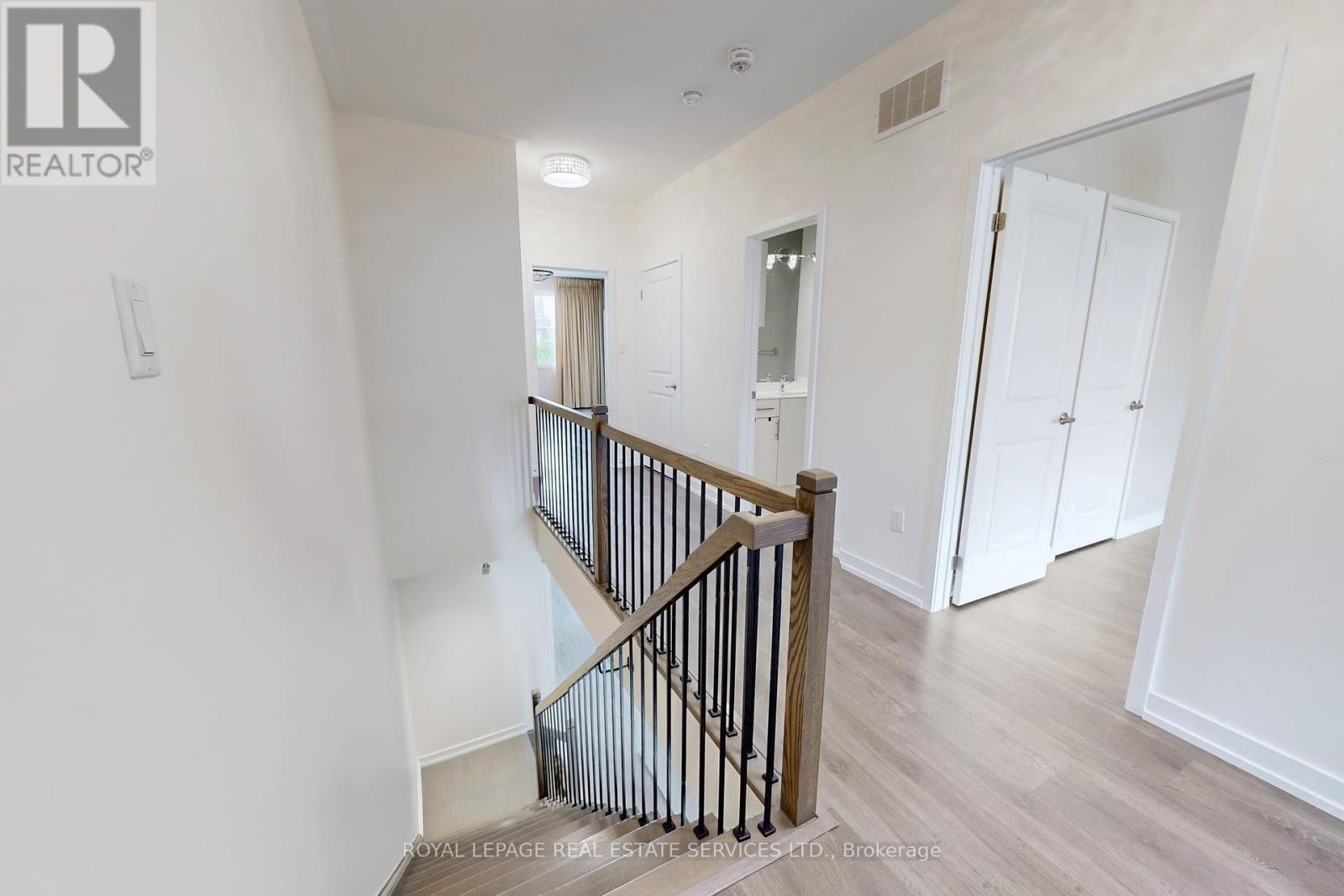 












223 FOWLEY DRIVE

,
Oakville,




Ontario
L6H0P4

