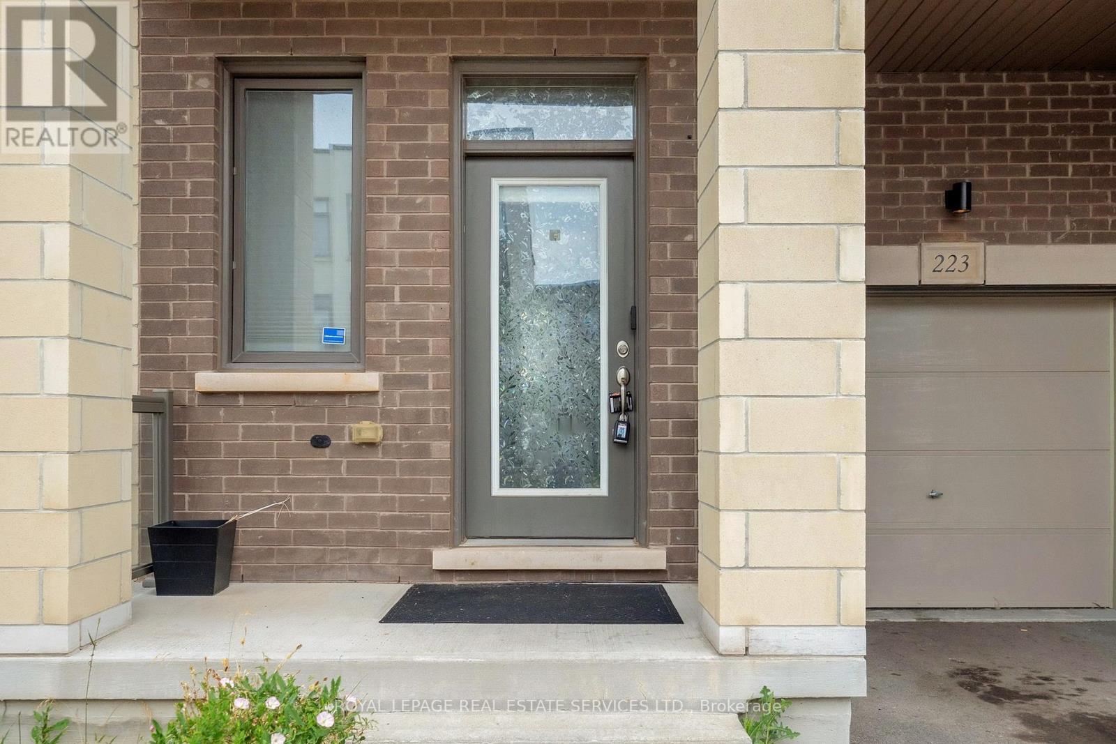 












223 FOWLEY DRIVE

,
Oakville,




Ontario
L6H0P4

