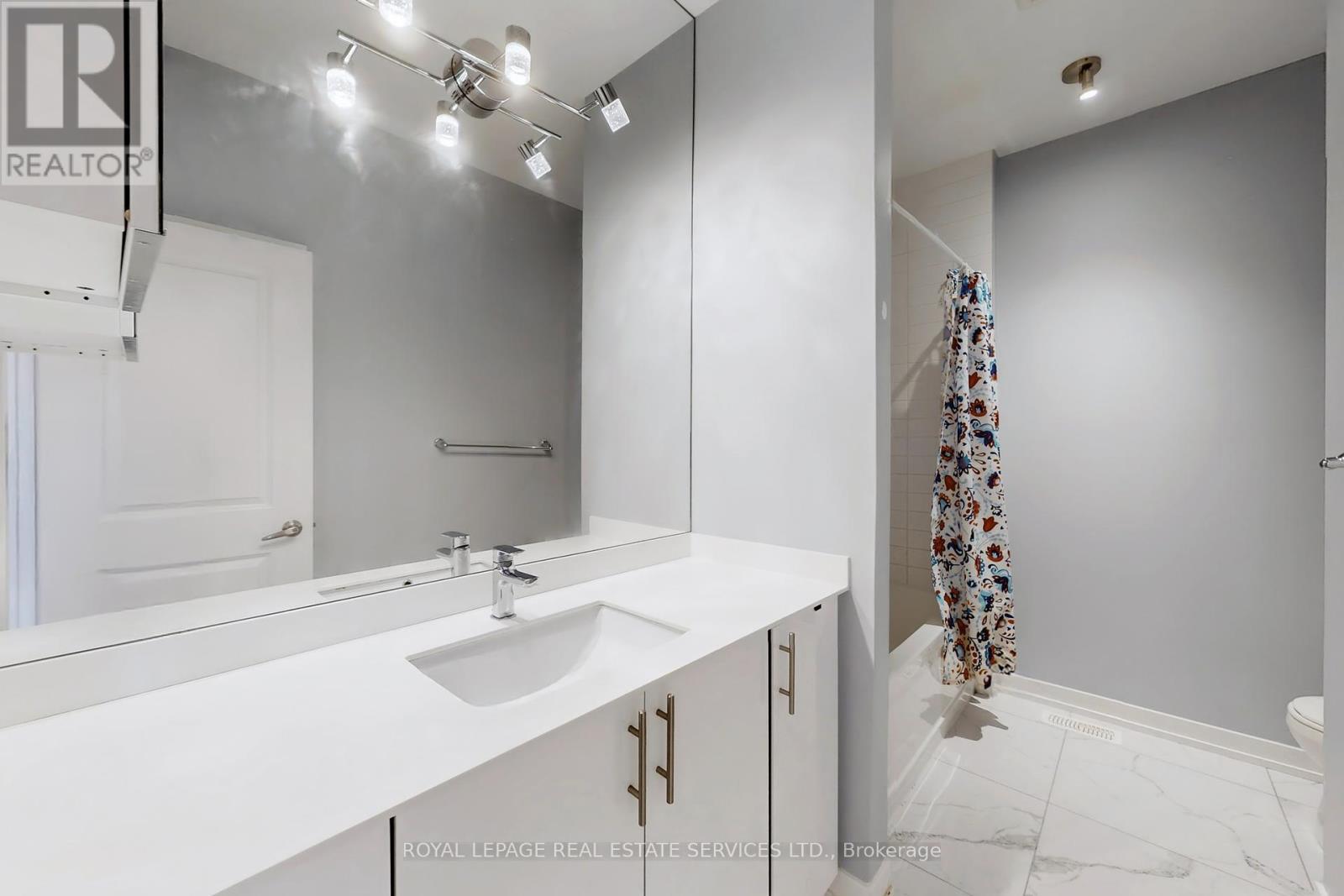 












223 FOWLEY DRIVE

,
Oakville,




Ontario
L6H0P4

