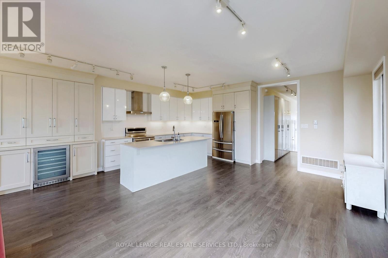 












223 FOWLEY DRIVE

,
Oakville,




Ontario
L6H0P4

