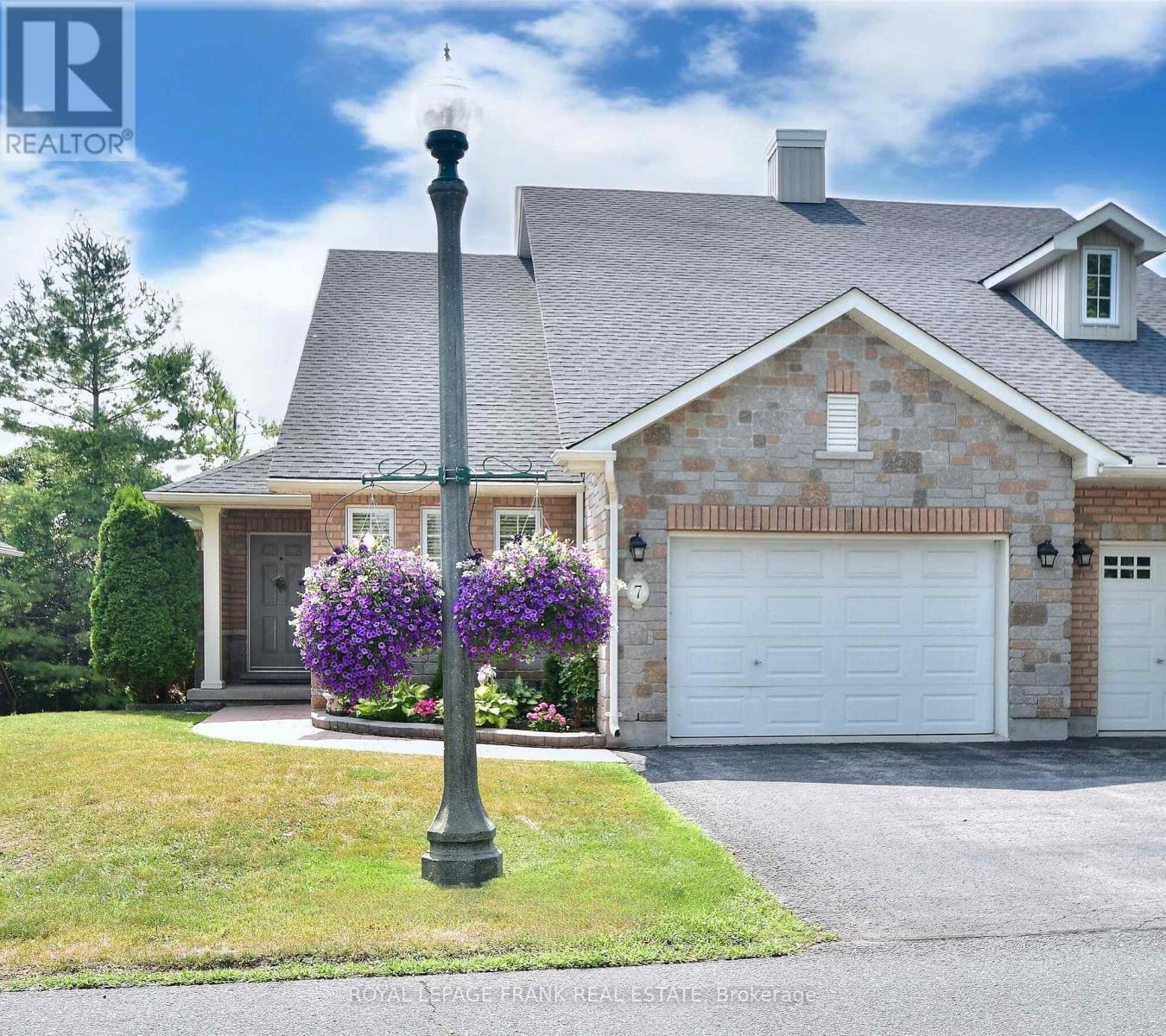 












7 VILLAGE CRESCENT

,
Peterborough West (South),




Ontario
K9J8S7

