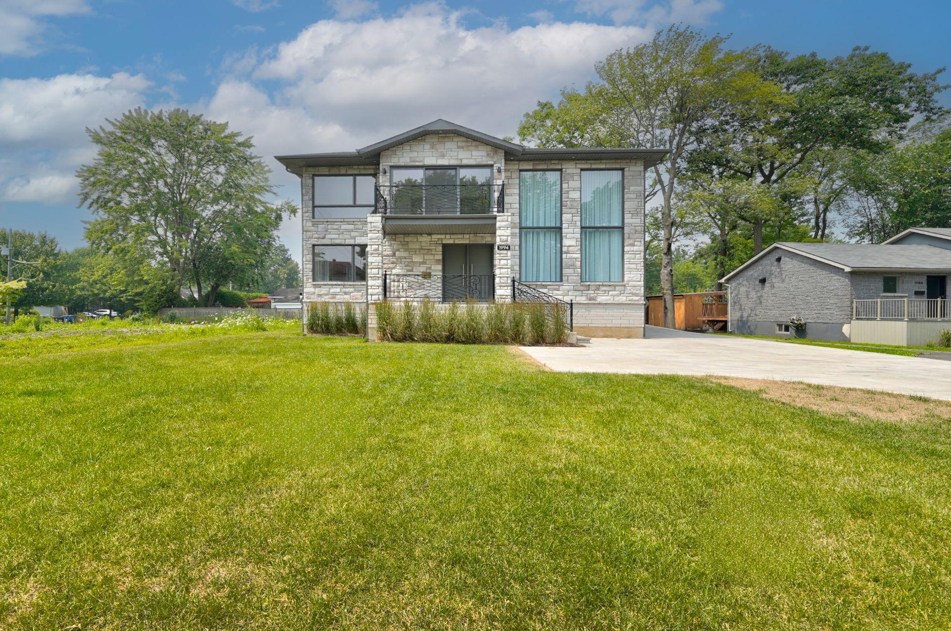 









1994


Rue des Roses

,
Carignan,




QC
J3L5C8

