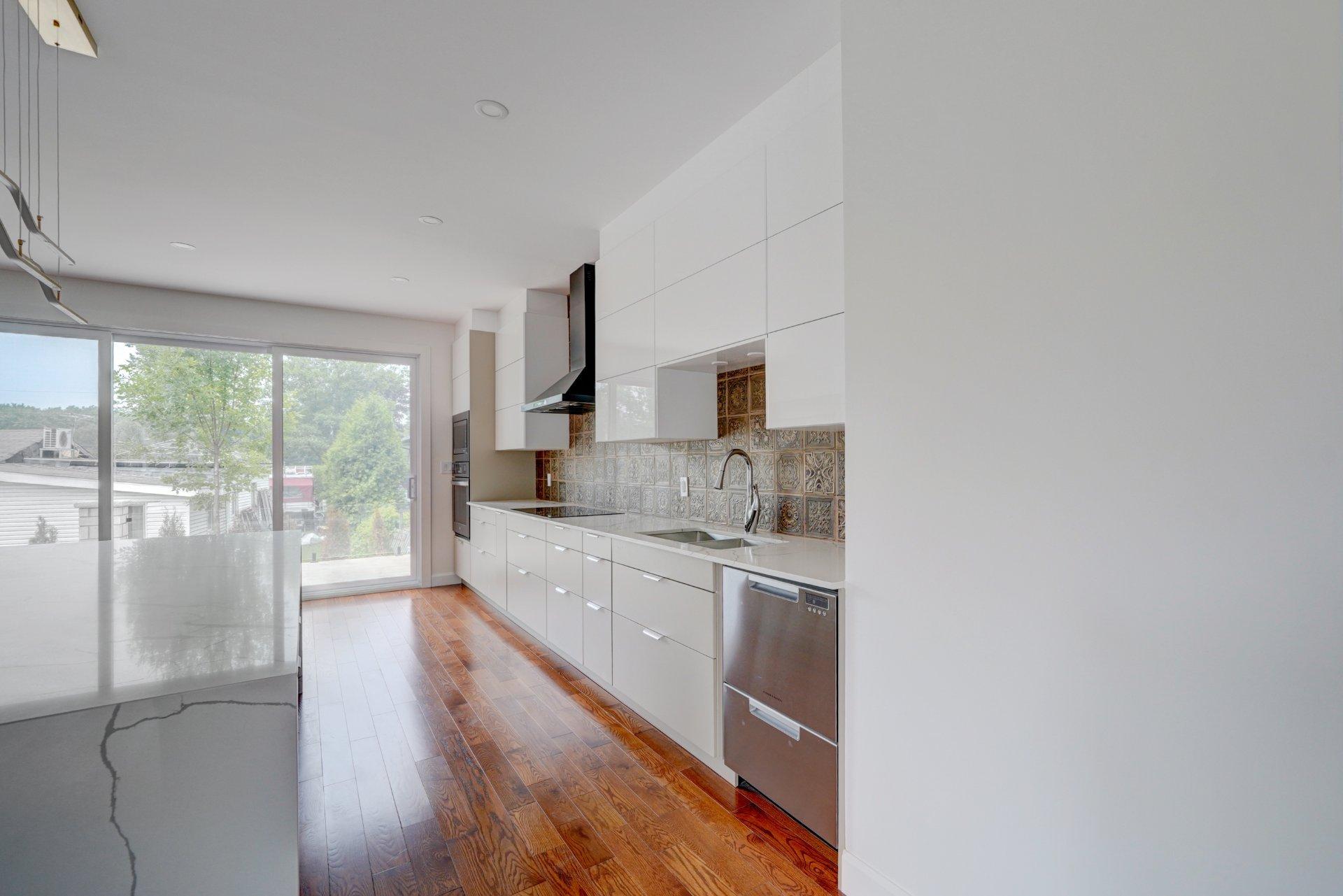 









1994


Rue des Roses

,
Carignan,




QC
J3L5C8

