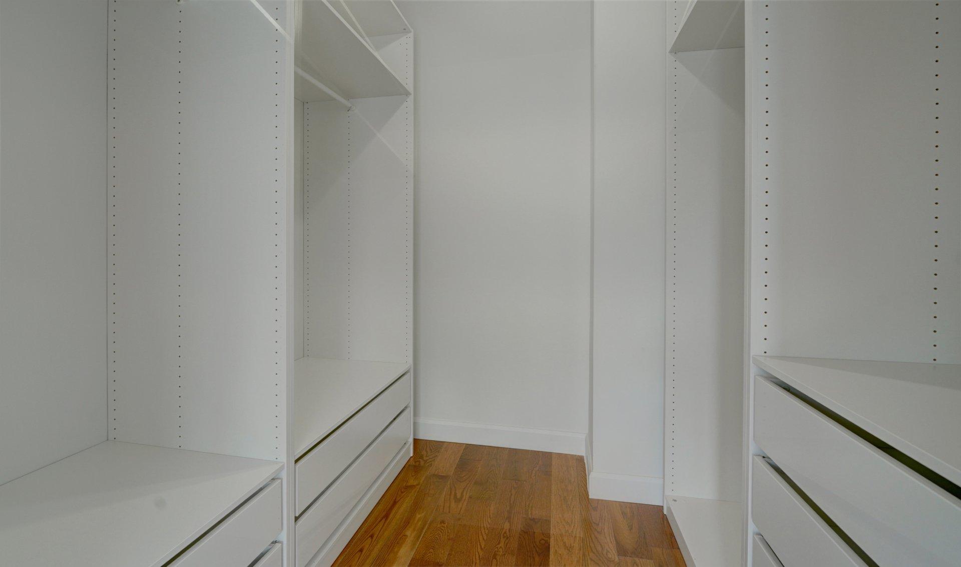 









1994


Rue des Roses

,
Carignan,




QC
J3L5C8

