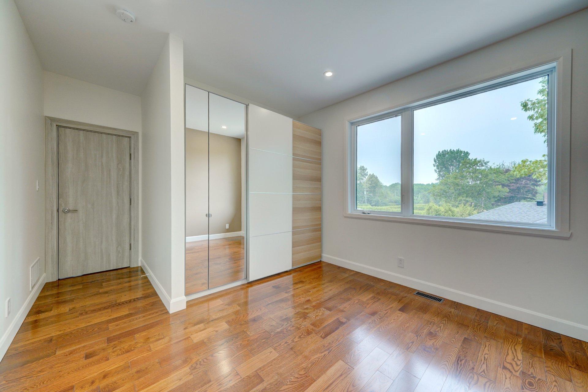 









1994


Rue des Roses

,
Carignan,




QC
J3L5C8

