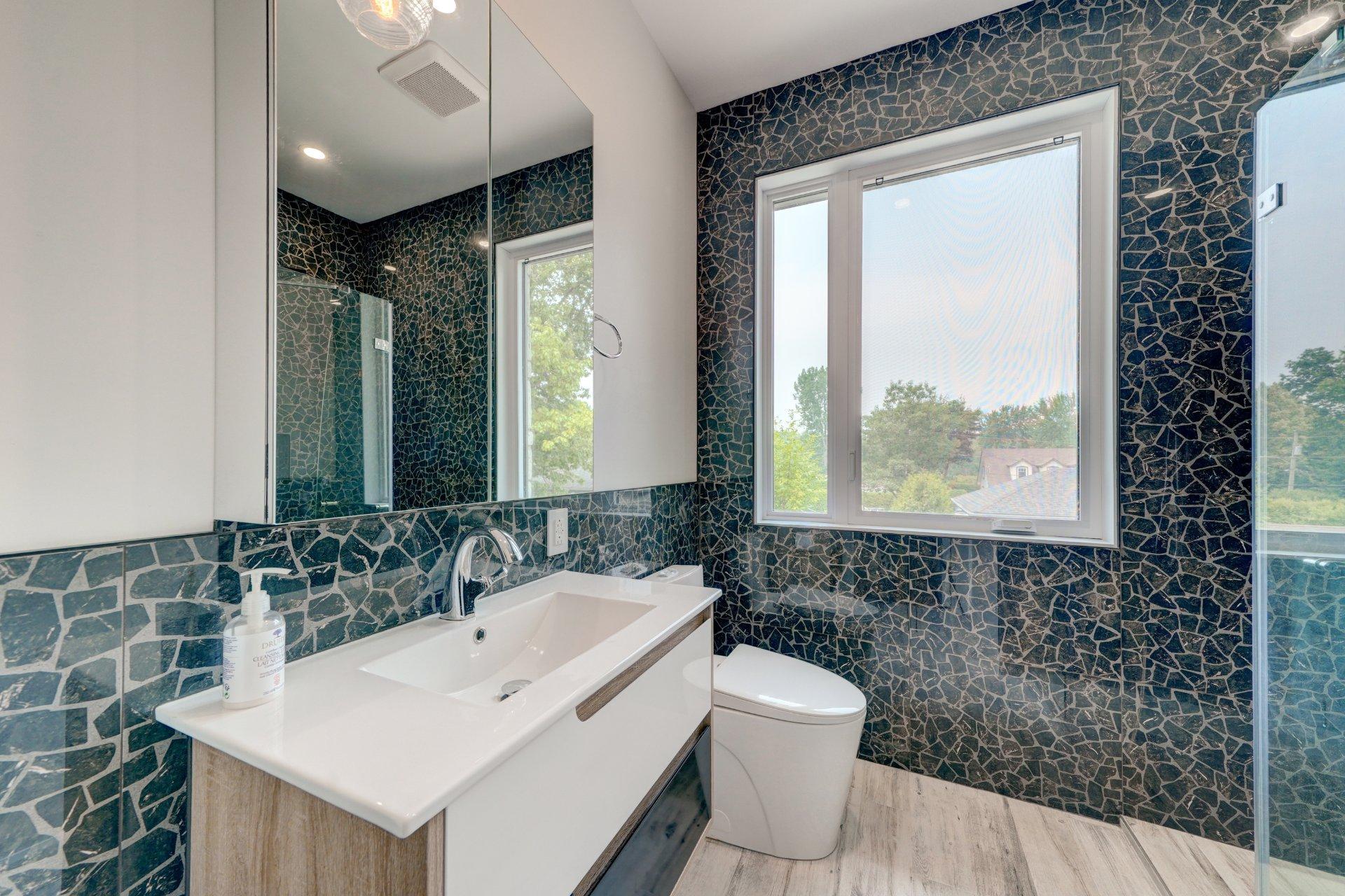 









1994


Rue des Roses

,
Carignan,




QC
J3L5C8

