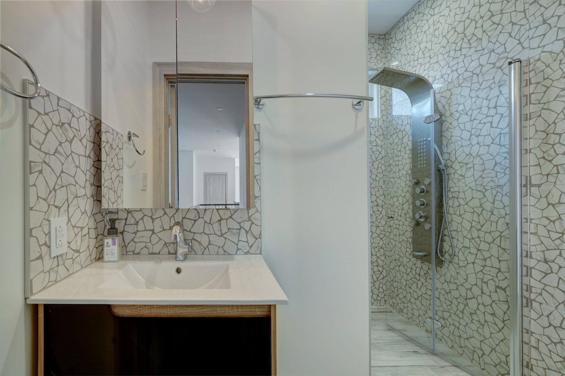 









1994


Rue des Roses

,
Carignan,




QC
J3L5C8

