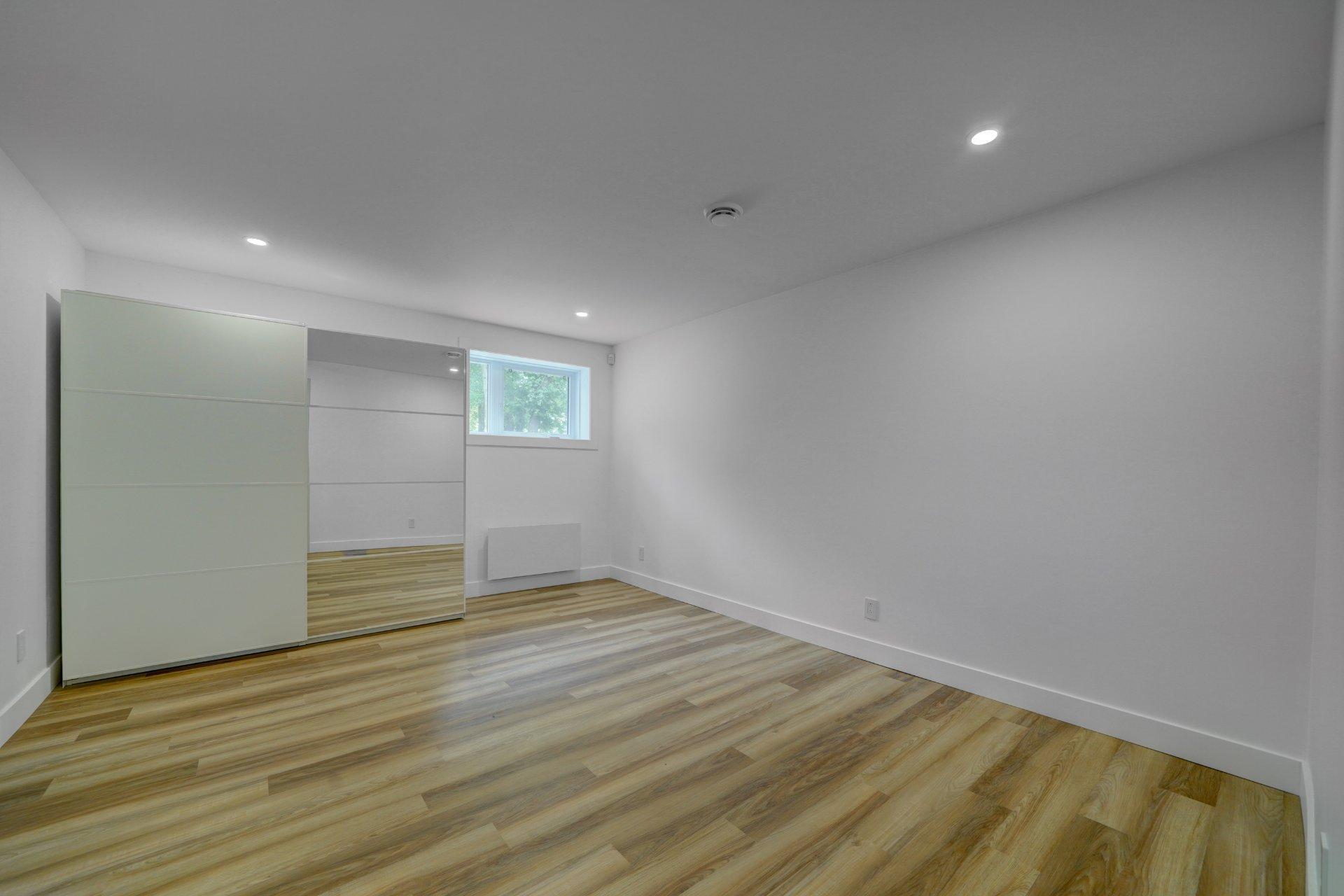 









1994


Rue des Roses

,
Carignan,




QC
J3L5C8

