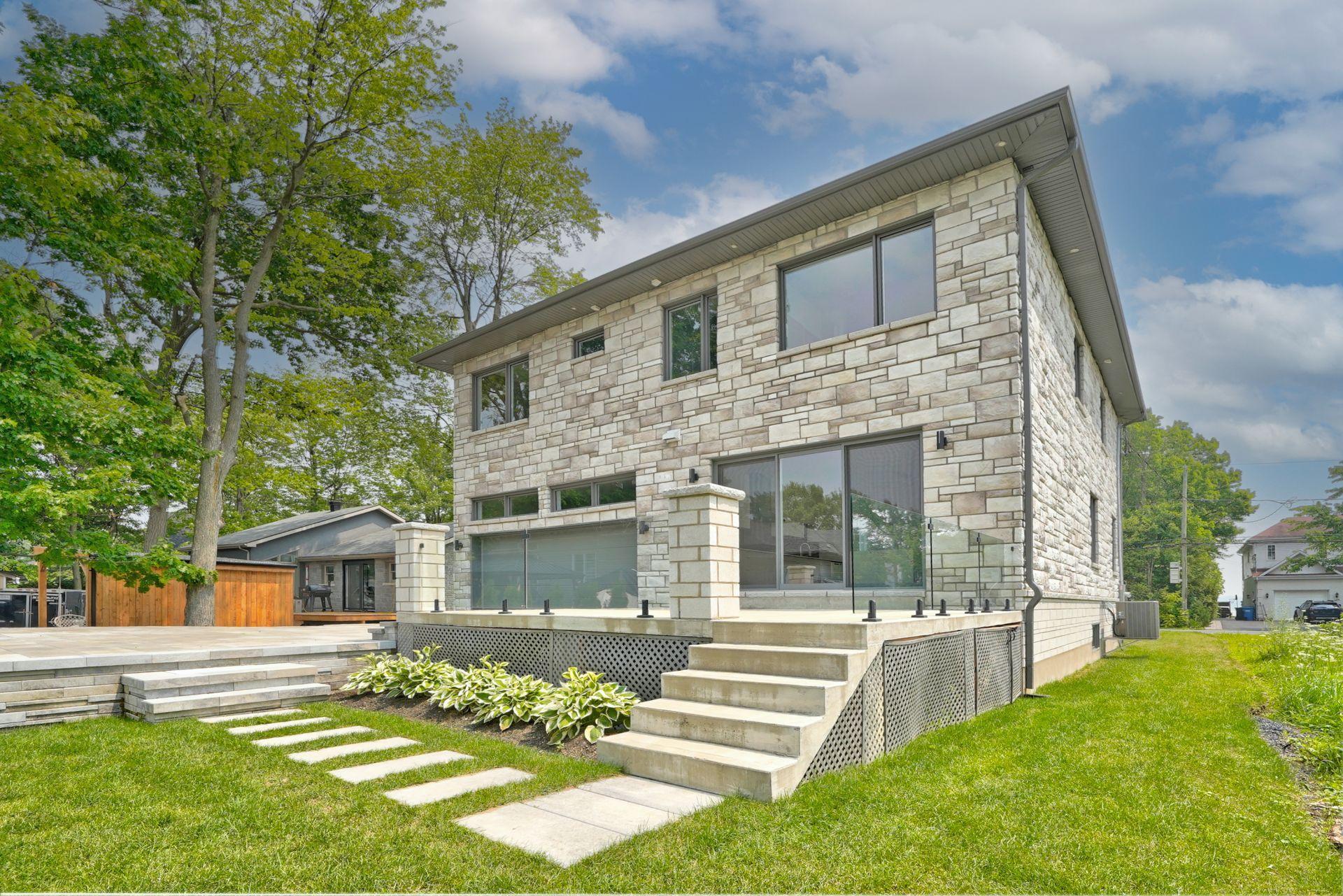









1994


Rue des Roses

,
Carignan,




QC
J3L5C8


